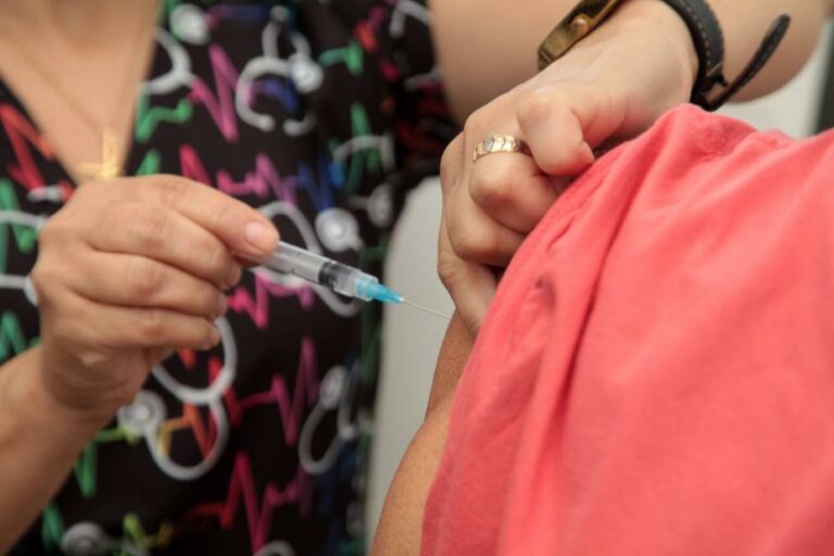 Oito policlínicas estarão abertas neste sábado para vacinação em Santos