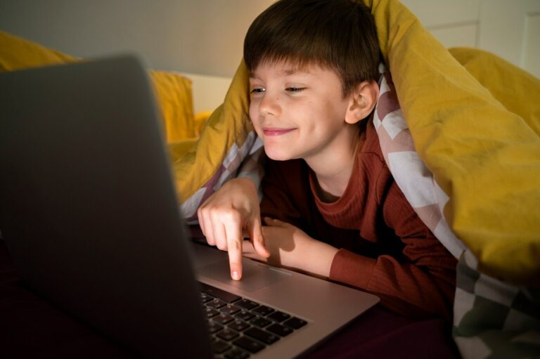 Uso inadequado da internet pode afetar saúde, diz especialista