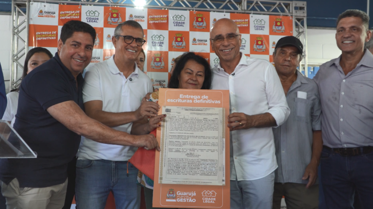 No Dia do Padroeiro da cidade, Guarujá regulariza quatro bairros e entrega 93 escrituras definitivas