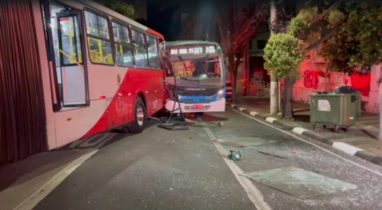 Acidente na Avenida Doutor Moraes Sales deixa feridos e interdita trecho da via