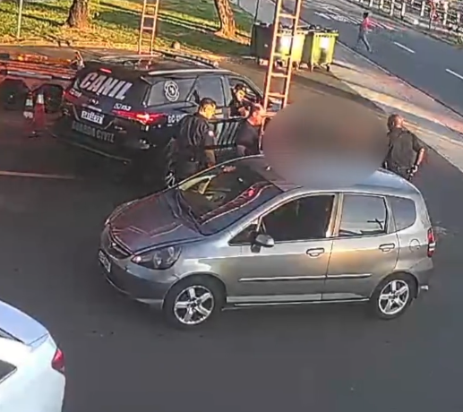 Rapidamente, os guardas pegaram o bebê no colo e realizaram uma manobra de desengasgo, que foi decisiva para salvar a vida da criança.