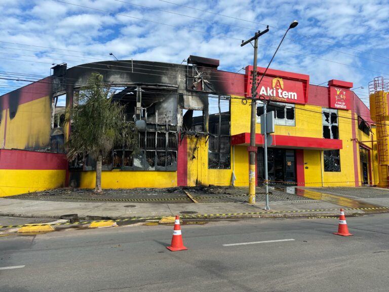 Incêndio de grandes proporções destrói loja de utilidades em Limeira