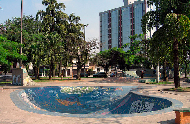 Trio suspeito de roubo na praça Palmares, em Santos, é preso portando simulacro de arma de fogo