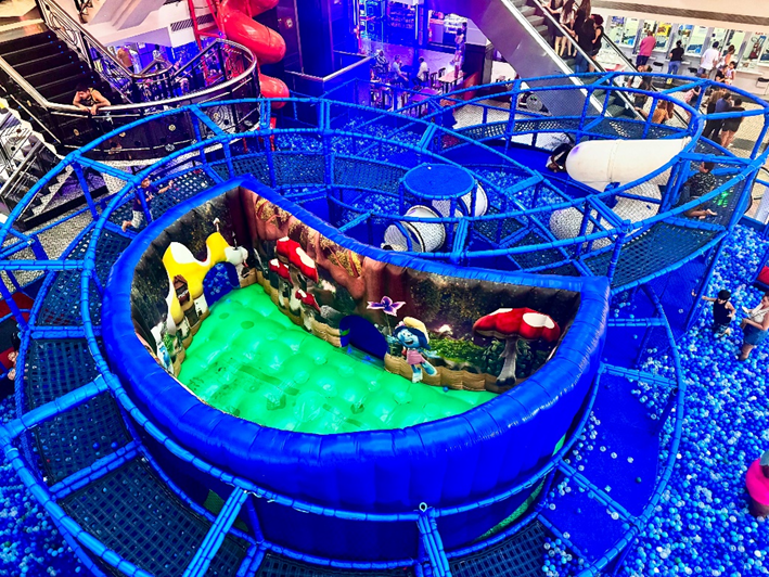 Parque dos Smurfs, no Brisamar Shopping, anima crianças durante as férias