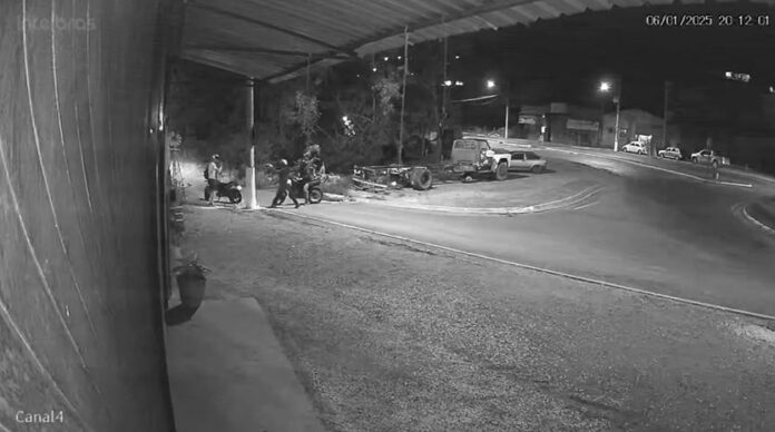 Homens armados roubam motociclista em frente a borracharia na região
