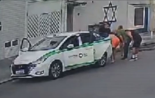 Bombeiro de folga salva bebê engasgado no litoral; VÍDEO