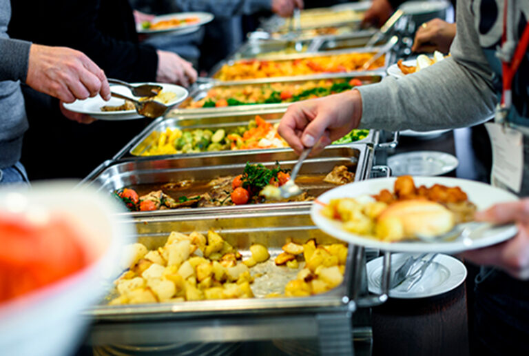 Sexta cidade mais cara para se comer fora de casa oferece Self Popular por R$27