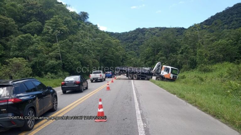 Acidente grave em rodovia do litoral de SP resulta em 8 vítimas sendo 3 fatais; Pista é bloqueada