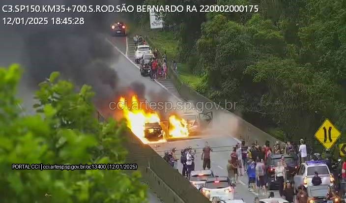 Carros pegam fogo após acidente em rodovia do litoral de SP