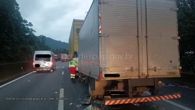 Caminhão colide em outro e vítimas ficam presas às ferragens em rodovia do litoral de SP