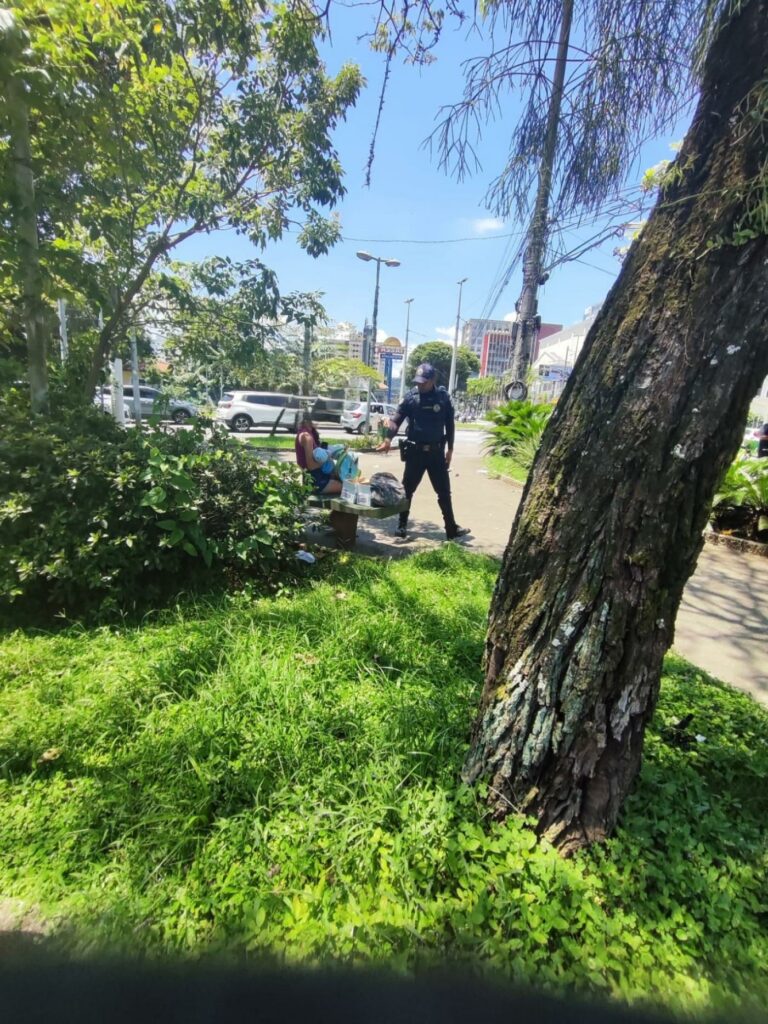 Homem é preso em flagrante após agredir companheira com filho de 2 meses no colo em Santos