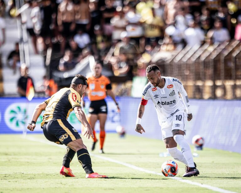 Neymar joga longe do gol e tem dificuldade em segunda partida na volta ao Santos