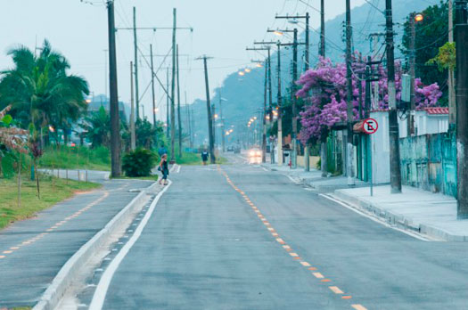 Corpo de homem é encontrado com diversos ferimentos às margens de marginal de rodovia em Praia Grande