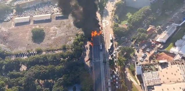 Avião cai em avenida na Barra Funda, zona oeste de SP, e deixa 2 mortos 2 feridos; VÍDEO