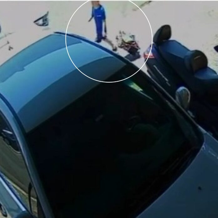 Menino de 4 anos sai sozinho da escola e é encontrado por pedestre Menino de 4 anos sai sozinho da escola e é encontrado por pedestre