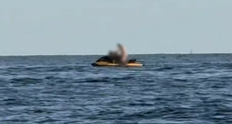 Casal é flagrado transando no mar em cidade do litoral