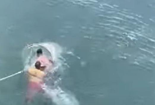 Banhistas que tentavam travessia entre praias do litoral e são resgatados pela PM e Bombeiros; VÍDEO