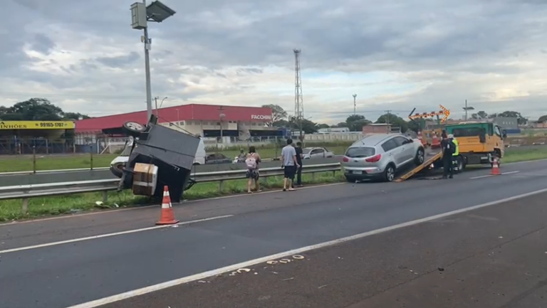 VÍDEO: Carreta tomba na rodovia Anhanguera e trava faixa sentido capital