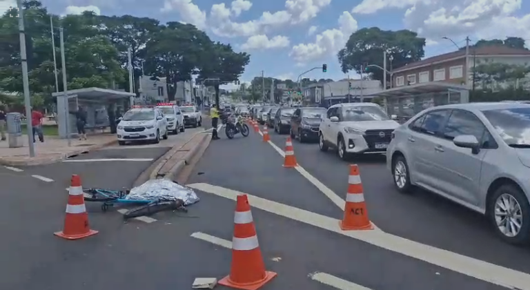 Ciclista de 53 anos morre em acidente envolvendo transporte coletivo na Av. Independência
