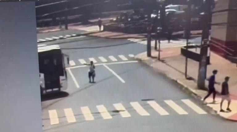 VÍDEO: Idosa de 84 anos morre ao ser atropelada por ônibus enquanto atravessava avenida
