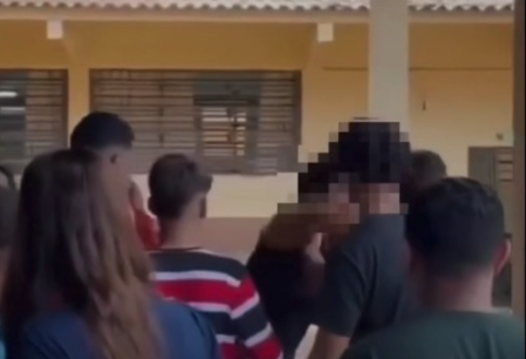 Exclusivo: Estudante de 16 anos fica ferido ao ser espancado por casal em escola do Centro; vídeo mostra o crime