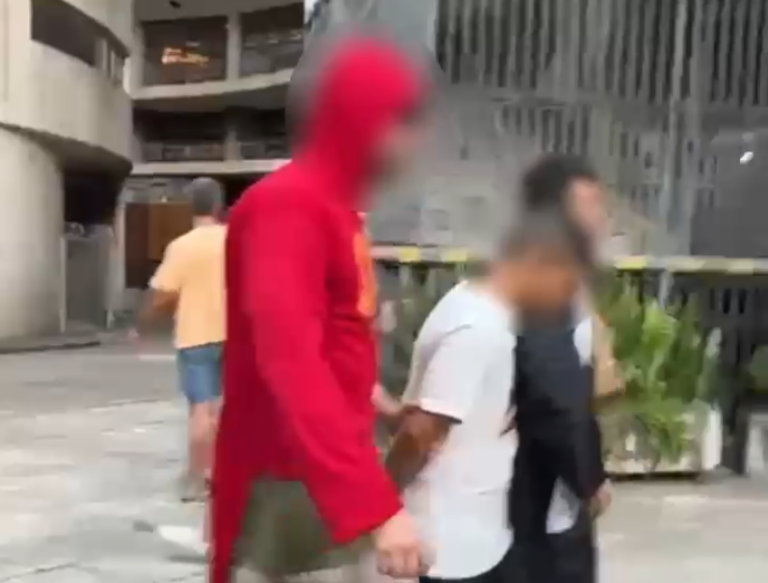 VÍDEO: policiais disfarçados de Chapolin e padre prendem suspeitos no Carnaval de SP