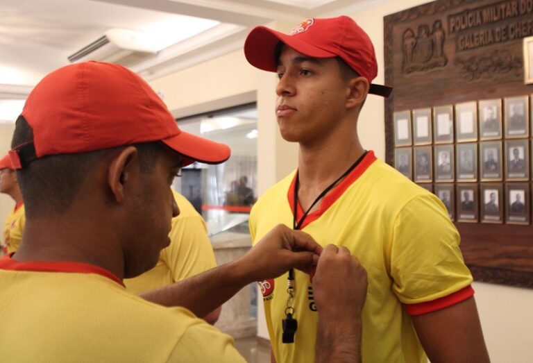 ‘Só pensei em salvar o menino’, diz guarda-vidas que resgatou criança em praia do Guarujá