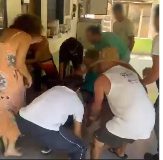 VÍDEO: Homem tenta invadir escola em Ilhabela e é contido pela população