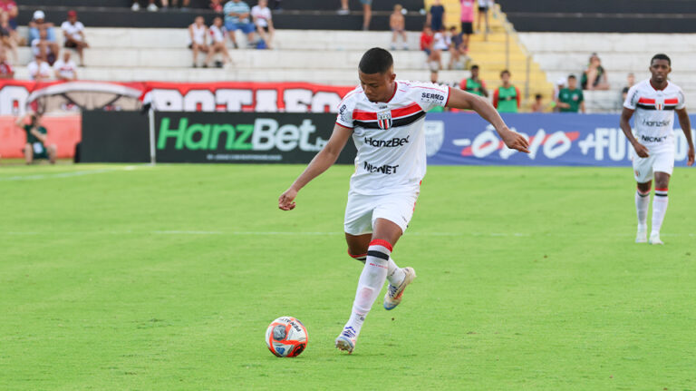 Titular nos últimos quatro jogos, Ericson vê equipe com confiança e comemora bom momento