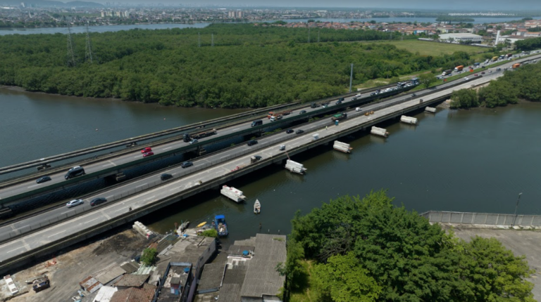 Perigo estrutural interdita ponte sobre o rio Casqueiro em litoral de SP