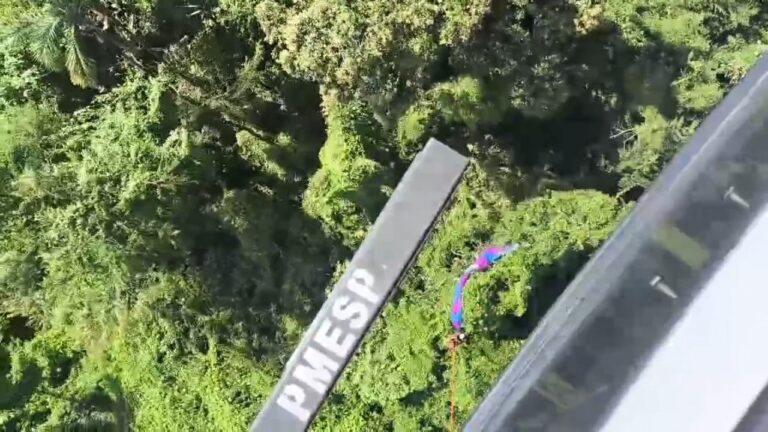Mulher cai de parapente e é resgata pelo Águia
