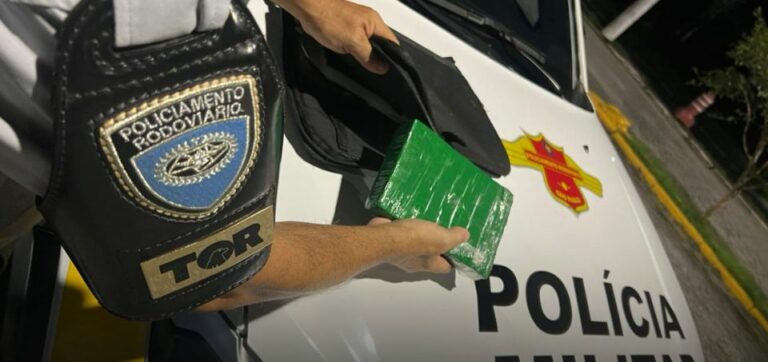 Idoso é preso dirigindo carro com placa feita de papel e transportando drogas em rodovia do litoral de SP
