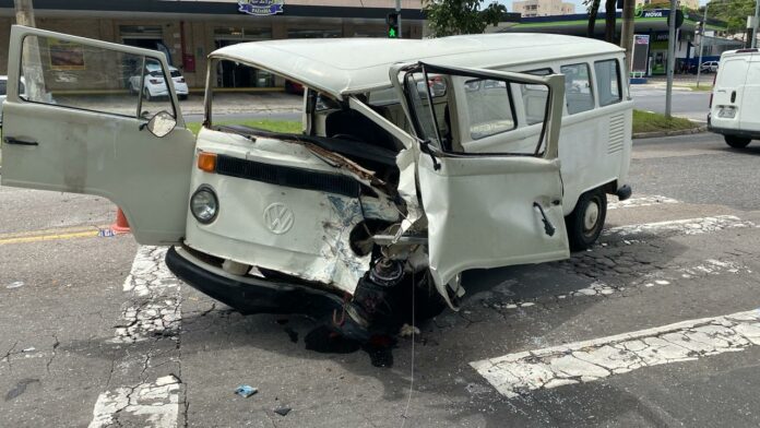 Acidente entre kombi e caminhão deixa um ferido em São José