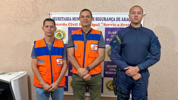 O diretor da Defesa Civil de Araçatuba, Eduardo Cardozo (esq.), o secretário de Segurança Pública e Mobilidade Urbana, Júlio César dos Santos (ao centro), e o chefe de divisão da Defesa Civil, Gabriel Murilo Vieira de Souza | Foto: Divulgação | Prefeitura de Araçatuba