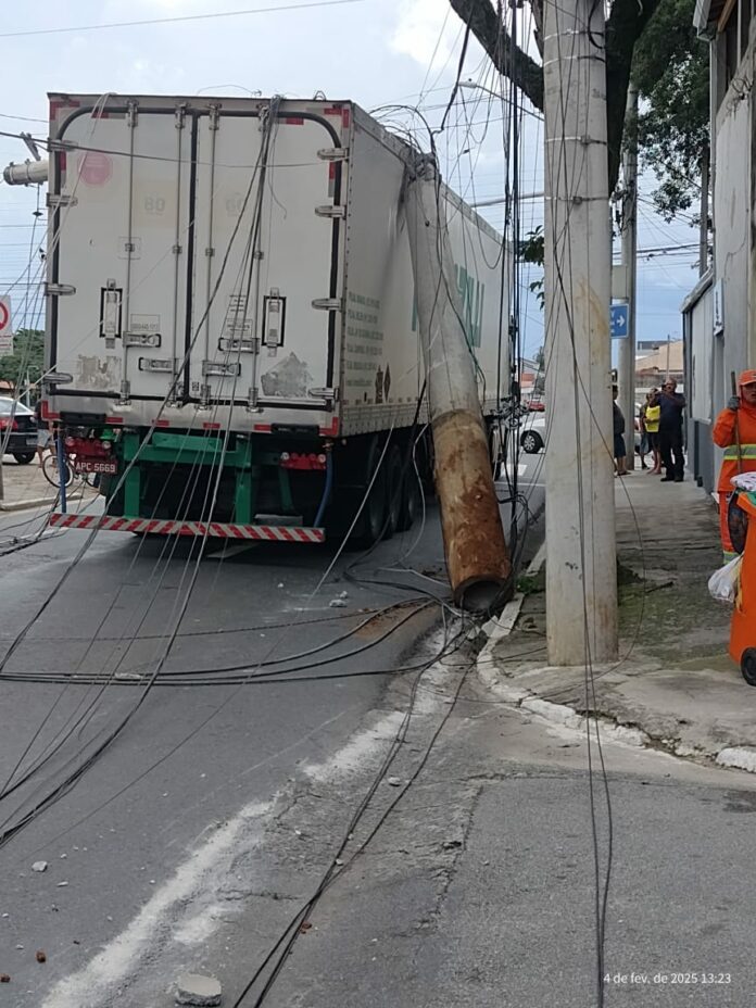 Caminhão bate em poste e rua é interditada em São José
