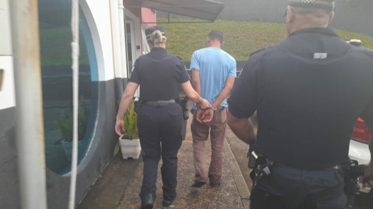 Homem é preso após chegar bêbado em casa e ameaçar esfaquear esposa