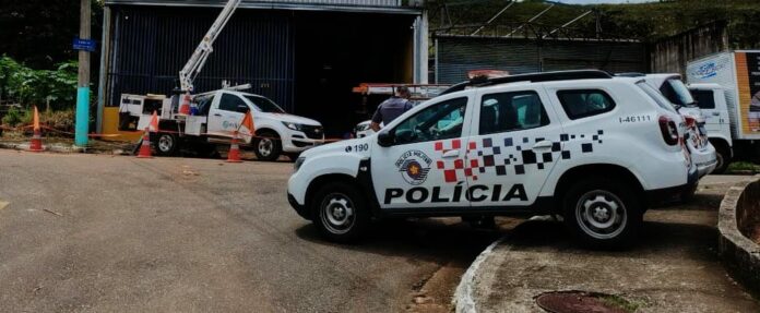 Polícia flagra furto de energia elétrica em fábrica de tintas, em São José Polícia flagra furto de energia elétrica em fábrica de tintas, em São José