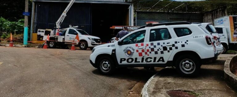 Polícia flagra furto de energia elétrica em fábrica de tintas, em São José