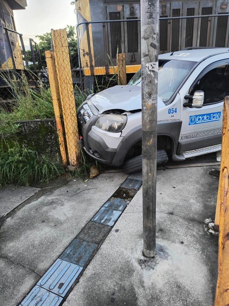 Táxi e trem colidem e por pouco não ocorre tragédia em travessia Santos-Guarujá; VÍDEO