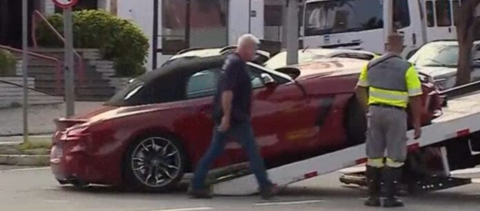 Carro de luxo fica destruído após bater em poste na região do Taquaral em Campinas Carro de luxo fica destruído após bater em poste na região do Taquaral em Campinas