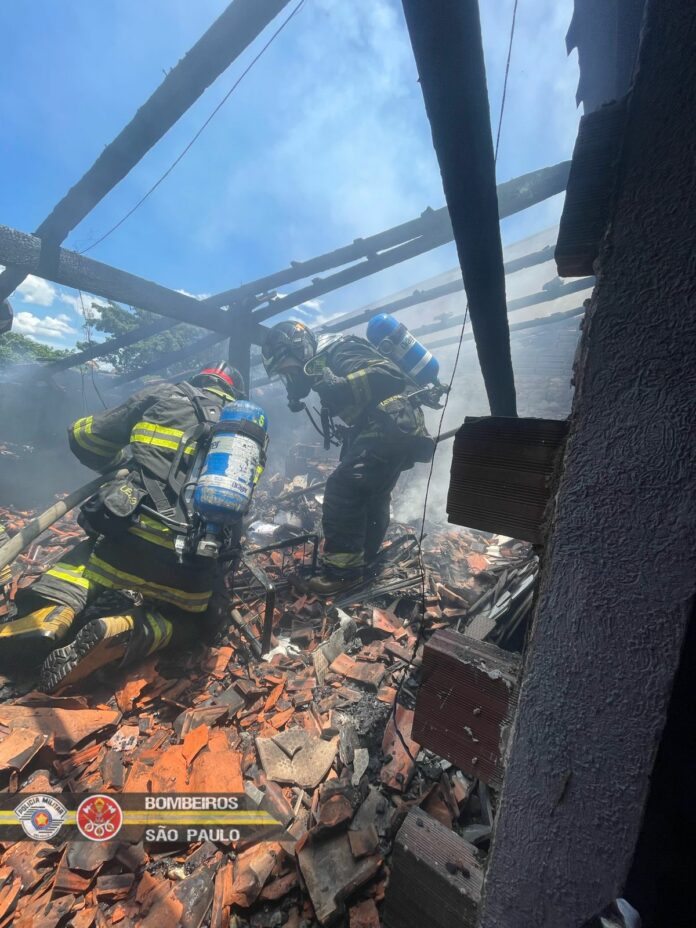 Incêndio em residência mobiliza bombeiros em São José