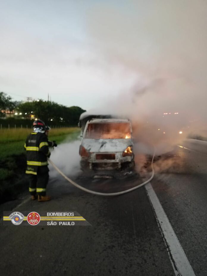 Caminhão com carga de sorvete pega fogo e interdita trecho da Via Dutra, em São José