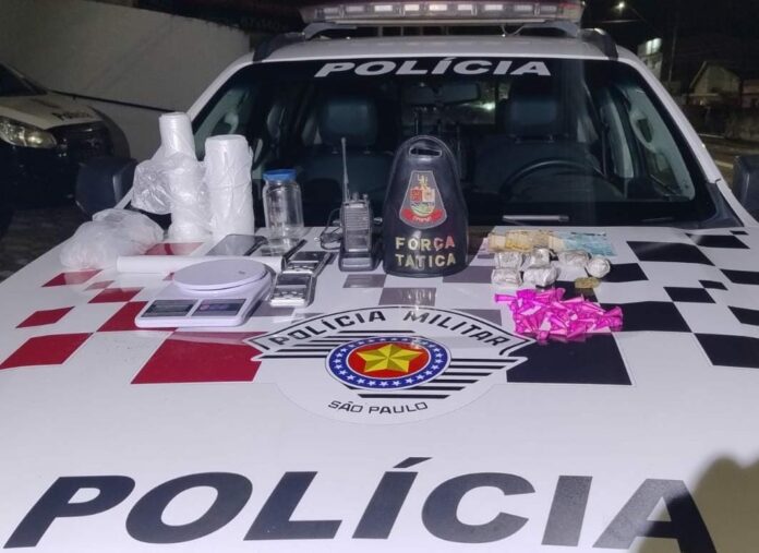 Polícia Militar prende dupla de traficantes em Aparecida; um era procurado por homicídio Polícia Militar prende dupla de traficantes em Aparecida; um era procurado por homicídio