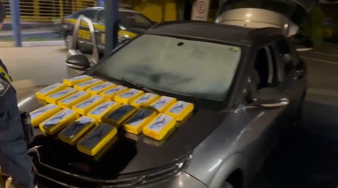 PRF apreende carro clonado com 20kg de cocaína em Jacareí