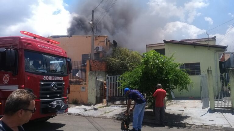 Fábrica de fibras pega fogo em Sumaré