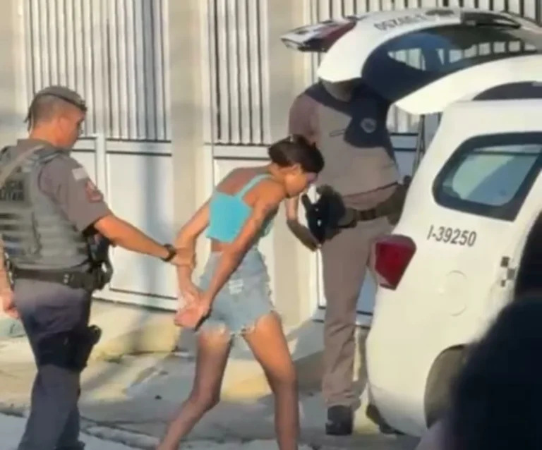 Menina de 4 anos que teve parte íntima queimada por fazer xixi na cama também sofreu queimaduras na boca e nos dedos