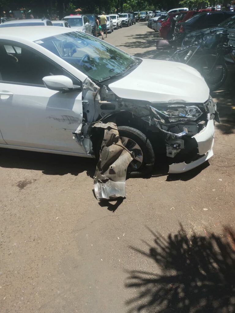 Motorista embriagado bate em seis carros e acaba preso