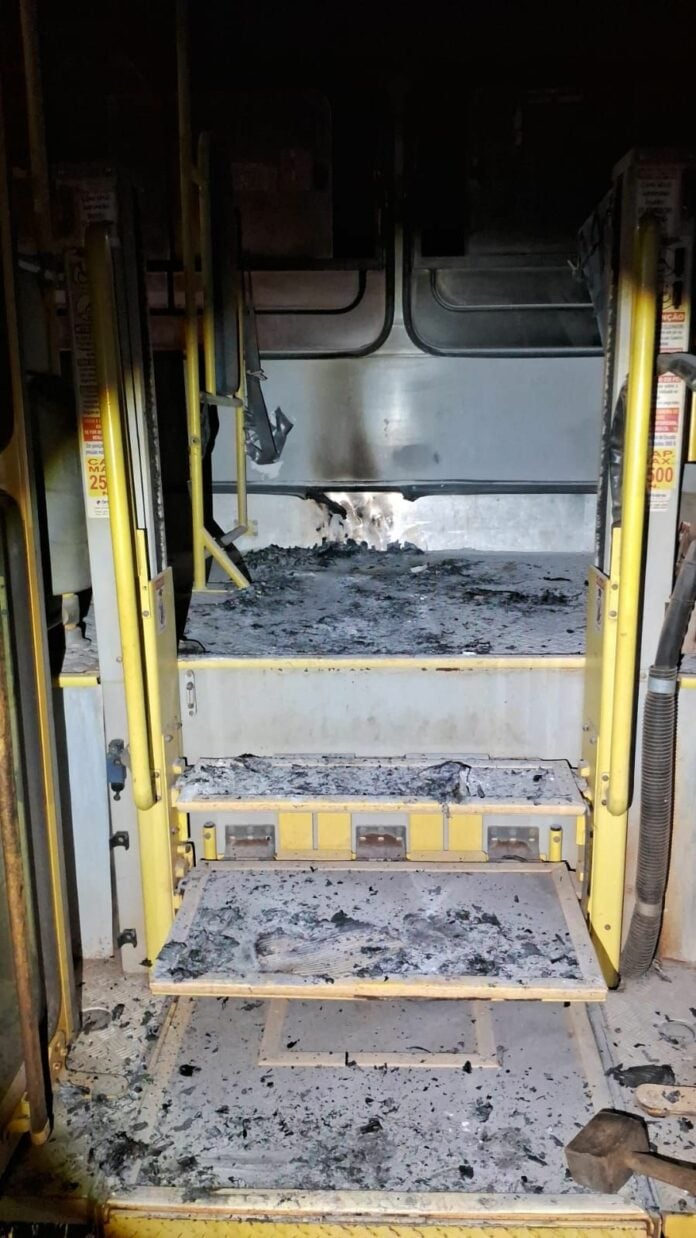 Vândalos colocam fogo em ônibus escolar dentro de pátio da prefeitura Vândalos colocam fogo em ônibus escolar dentro de pátio da prefeitura