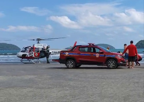 Criança de 12 anos é resgatada de helicóptero após bater a cabeça enquanto pulava no mar em Ubatuba