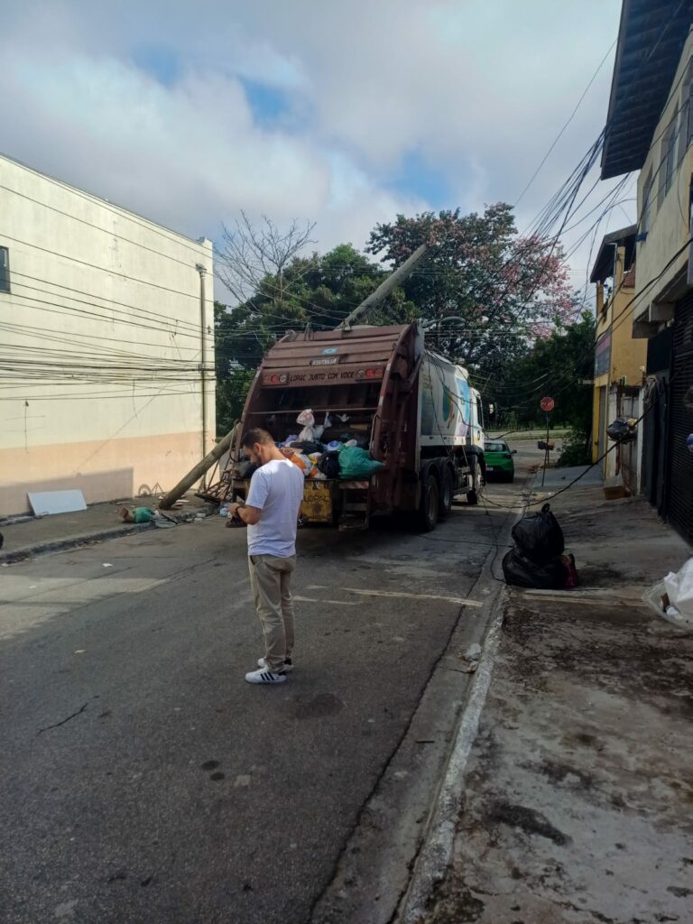 Caminhão da coleta de lixo bate e derruba poste de energia elétrica em São José